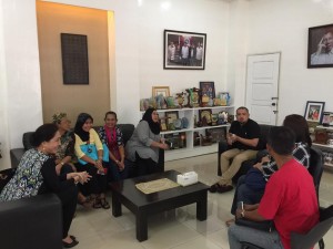 Sulu Governor Totoh Tan speaks with officials from the Commission on Higher Education.