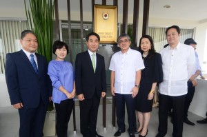 Korean Ambassador Jae-shin KIM with Honorary Consul Edgard Ang and other guests.